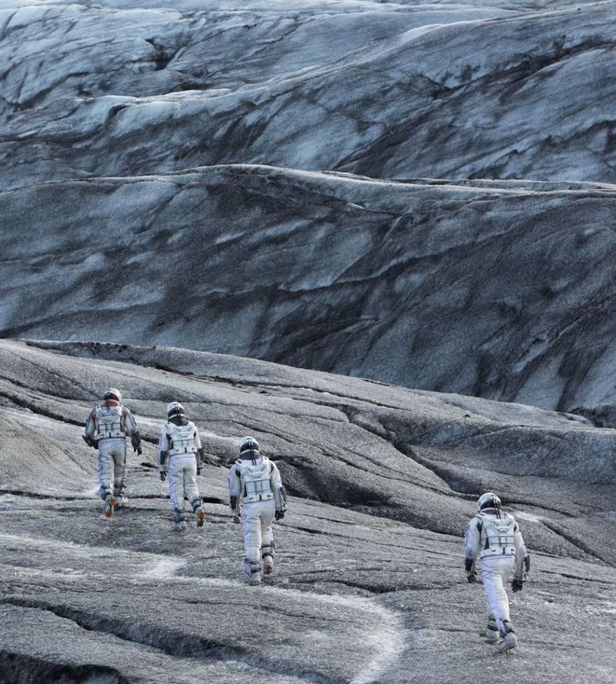 四名太空人走在 Mann 的星球冰原上
